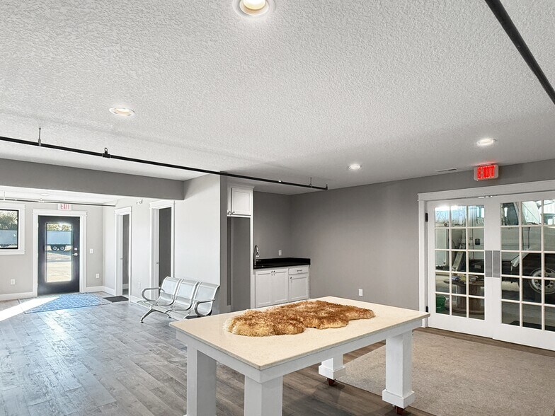1911 NE 58th Ave, Des Moines, IA à louer - Photo de l’immeuble – Image 2 sur 47