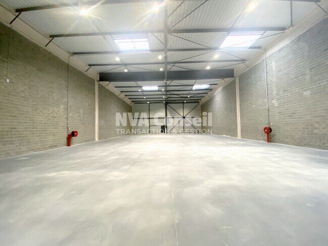 Plus de détails pour 12 Rue De L'Equerre, SAINT-OUEN-L'AUMONE - Industriel/Logistique à louer
