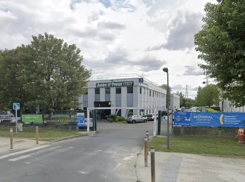 9 Chaussée Jules César, Osny à louer - Photo de l’immeuble – Image 1 sur 11