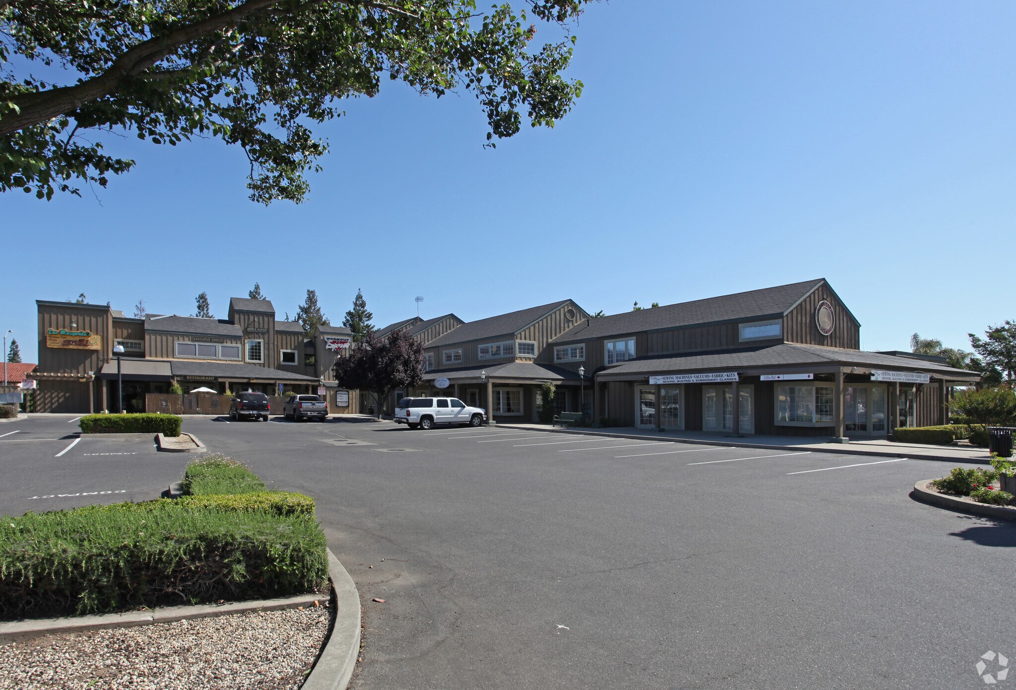 1214 W F St, Oakdale, CA à louer Photo principale– Image 1 sur 2