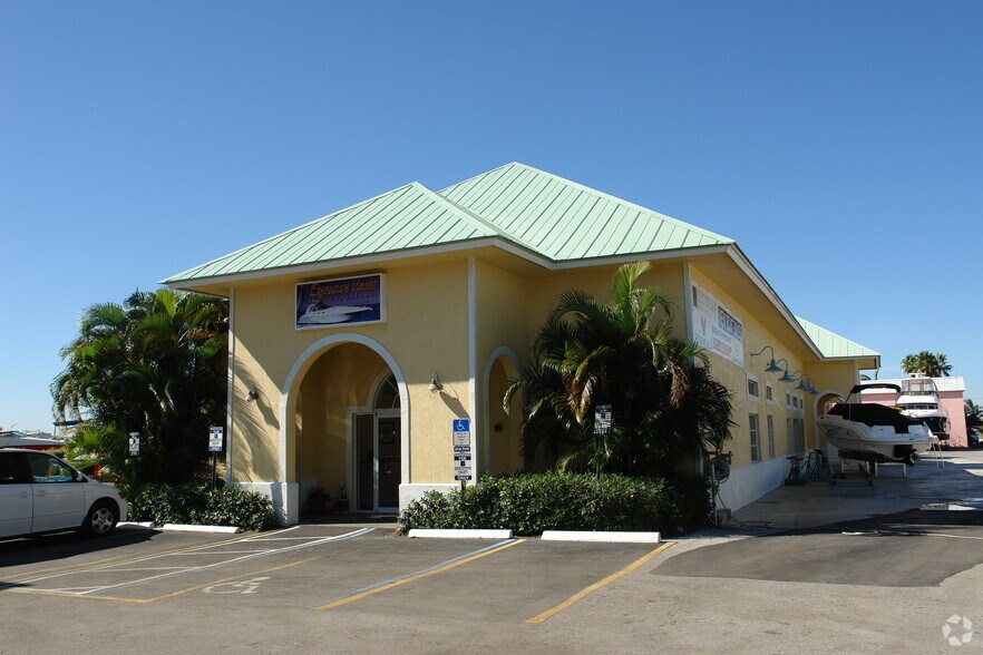 250-300 SW Monterey Rd, Stuart, FL à louer - Photo de l’immeuble – Image 2 sur 33