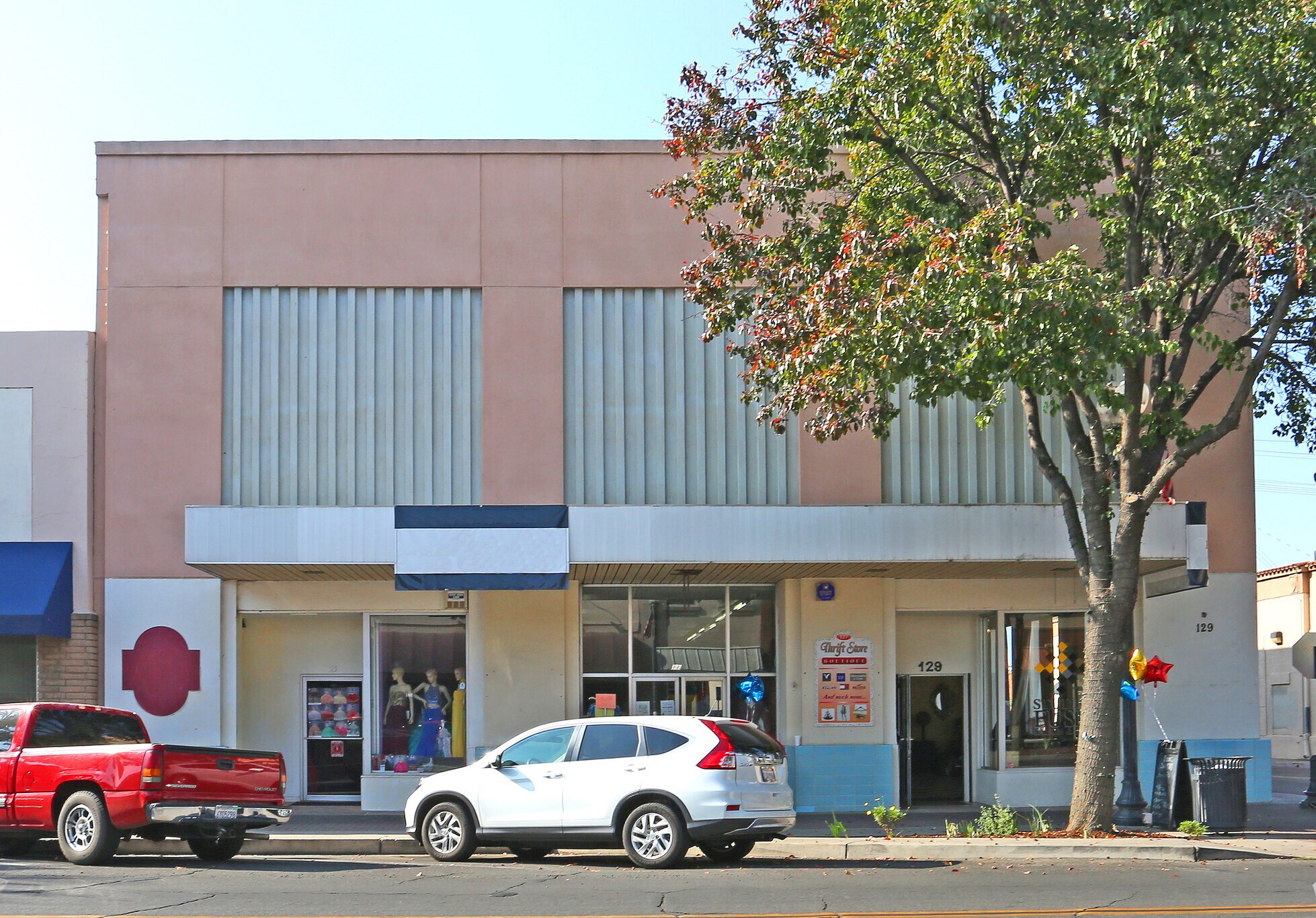 125-129 N Main St, Porterville, CA à louer Photo de l’immeuble– Image 1 sur 27