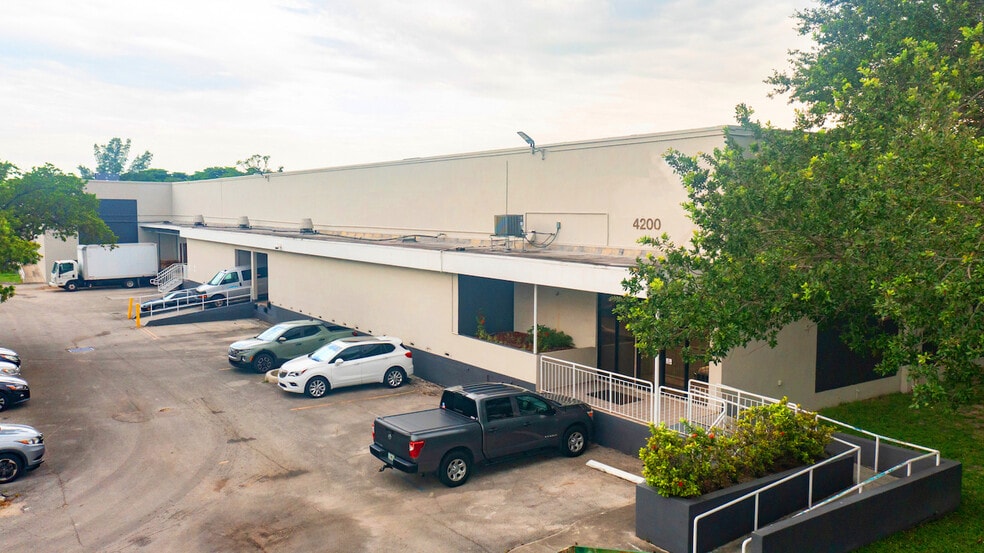 4200 N 29th Ave, Hollywood, FL à louer - Photo de l’immeuble – Image 2 sur 7