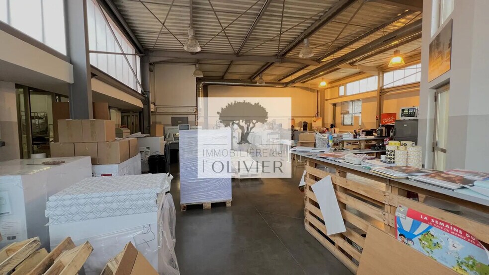 Local d'activités dans Apt à vendre - Photo de l’immeuble – Image 3 sur 5