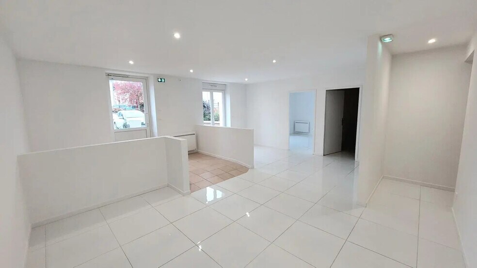 Local commercial dans Saint-Georges-lès-Baillargeaux à louer - Photo intérieure – Image 2 sur 7