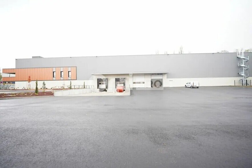 Local d’activités dans Saint-Laurent-de-Mure à louer - Photo de l’immeuble – Image 3 sur 3