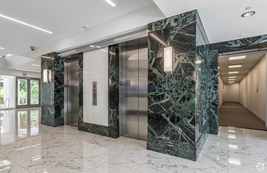 2255 glades Rd, Boca Raton, FL à louer - Hall d’entrée – Image 3 sur 12