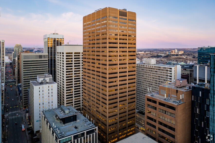 605 5th Ave SW, Calgary, AB à louer - Photo de l’immeuble – Image 1 sur 7