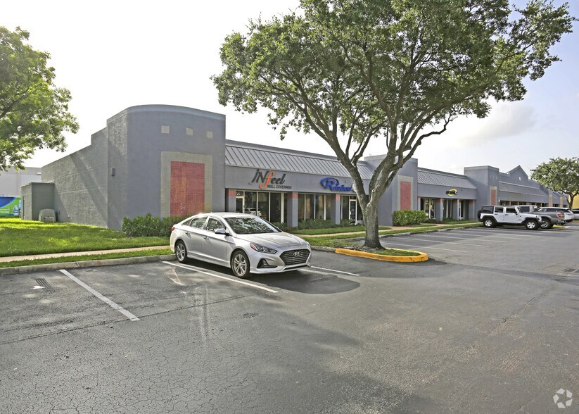 1701-1923 NW 82nd Ave, Miami, FL à louer - Photo principale – Image 2 sur 7