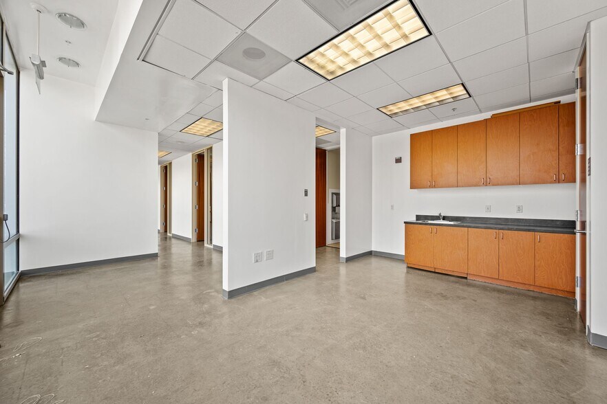 700 Concar Dr, San Mateo, CA à louer - Photo de l’immeuble – Image 2 sur 5