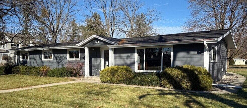 870 Summit Ave, Oconomowoc, WI à vendre - Photo de l’immeuble – Image 2 sur 31