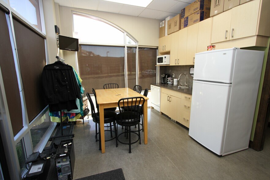 5212 48 St, Red Deer, AB à vendre - Photo intérieure – Image 2 sur 56