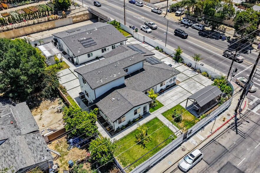 18853 Saticoy St, Reseda, CA à vendre - Photo de l’immeuble – Image 3 sur 24