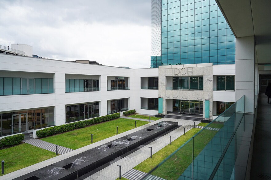 5120 Woodway Dr, Houston, TX à louer - Photo de l’immeuble – Image 3 sur 22