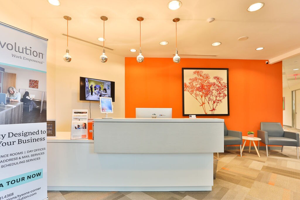 8609 Westwood Center Dr, Vienna, VA à louer Photo de l’immeuble– Image 1 sur 22