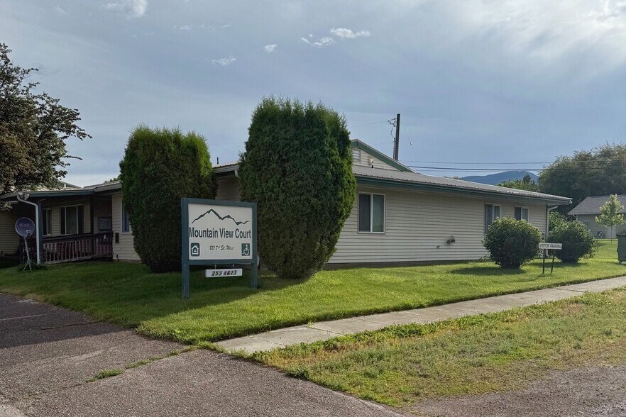 821 7th St W, Columbia Falls, MT à vendre - Photo de l’immeuble – Image 1 sur 11