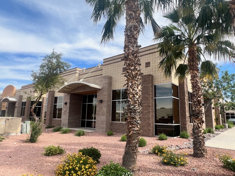 8765 W Kelton Ln, Peoria, AZ à louer - Photo de l’immeuble – Image 3 sur 12