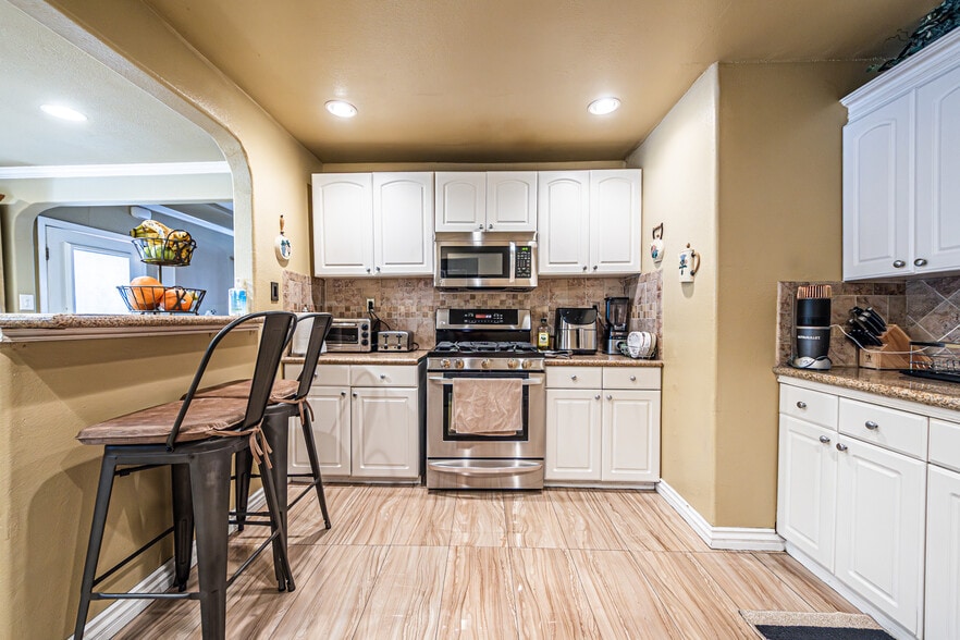 2525 S Cochran Ave, Los Angeles, CA à vendre - Photo de l’immeuble – Image 2 sur 36