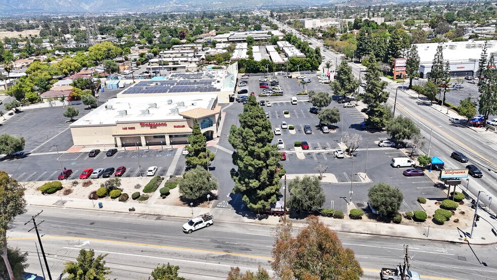 9750 Woodman Ave, Arleta, CA à louer - Photo de l’immeuble – Image 2 sur 4