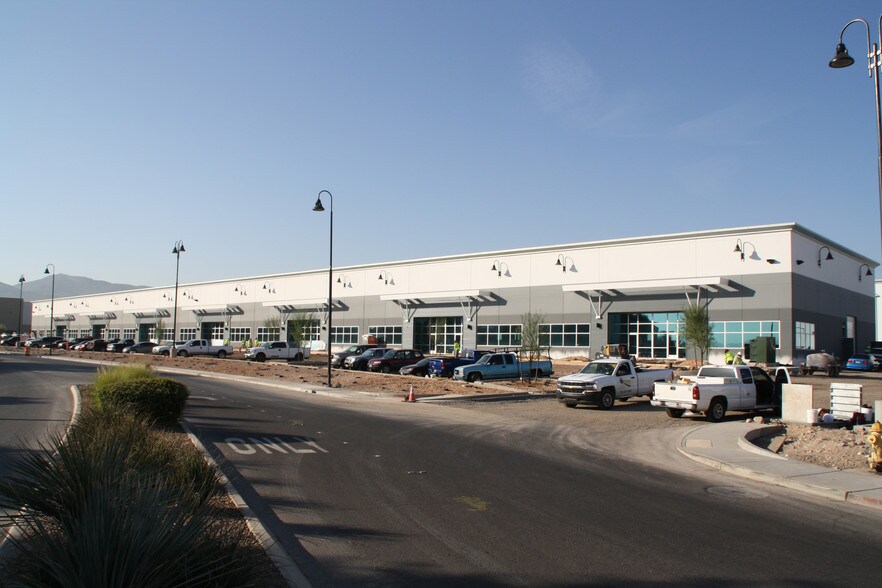 7355 Commercial Way, Henderson, NV à louer - Photo de l’immeuble – Image 2 sur 17