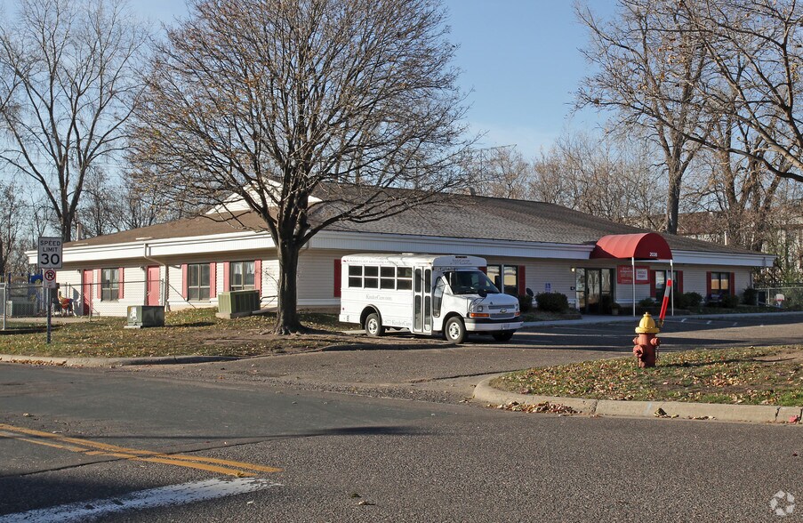 2036 County Road D E, Maplewood, MN à vendre - Photo de l’immeuble – Image 2 sur 3