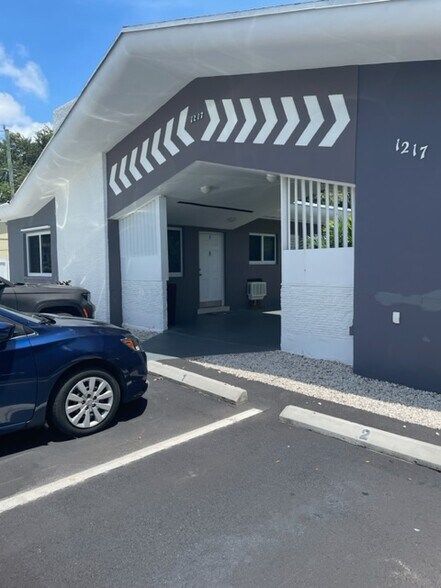 1217 NE 127th St, North Miami, FL à vendre - Photo de l’immeuble – Image 3 sur 7