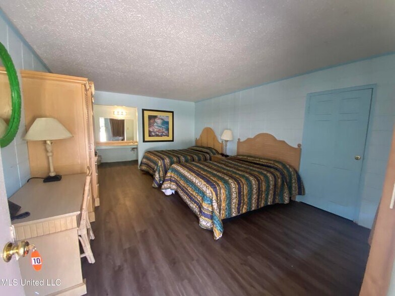 404 Frontage Dr E, Wiggins, MS à vendre - Photo de l’immeuble – Image 3 sur 22