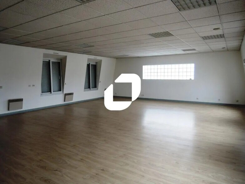 Bureau dans Champs-sur-Marne à louer - Photo de l’immeuble – Image 1 sur 3