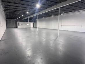 511-545 NE 32nd St, Oakland Park, FL à louer Photo intérieure– Image 2 sur 6