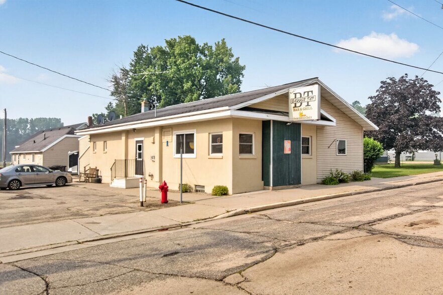133 E Main St, Embarrass, WI à vendre - Photo de l’immeuble – Image 1 sur 54