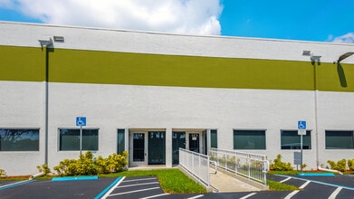 1400 NW 88th Ave, Doral, FL à louer Photo de l’immeuble– Image 2 sur 5