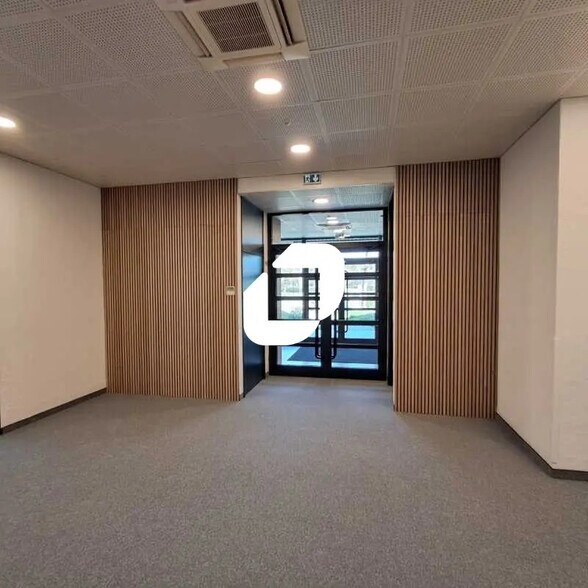 Bureau dans Guyancourt à louer - Photo de l’immeuble – Image 2 sur 15