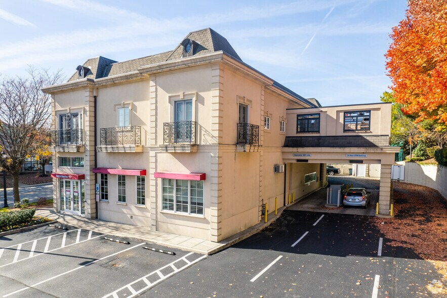 217 E Lancaster Ave, Wayne, PA à vendre - Photo de l’immeuble – Image 2 sur 7