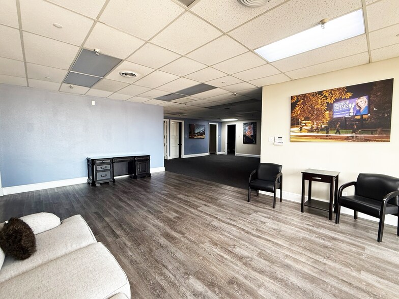 4542-4548 McEwen Rd, Farmers Branch, TX à louer - Photo de l’immeuble – Image 3 sur 4