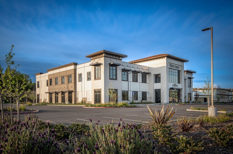 8105 Saratoga Way, El Dorado Hills, CA à louer - Photo de l’immeuble – Image 2 sur 18