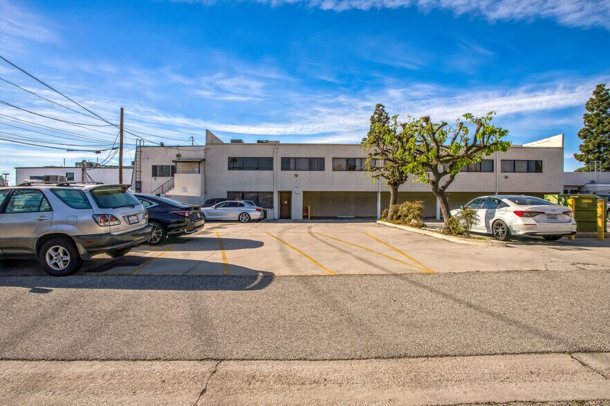 17037 Chatsworth St, Granada Hills, CA à vendre - Photo de l’immeuble – Image 3 sur 9
