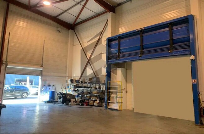 Plus de détails pour Local d'activités à louer