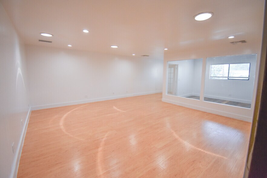 19709 Ventura Blvd, Woodland Hills, CA à louer - Photo de l’immeuble – Image 2 sur 8