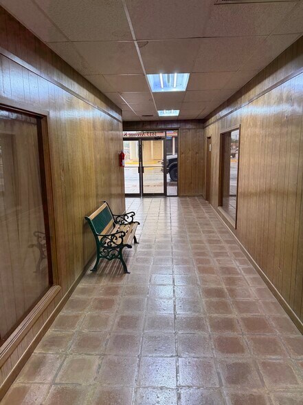 1615 Avenue K, Hondo, TX à vendre - Photo de l’immeuble – Image 3 sur 4