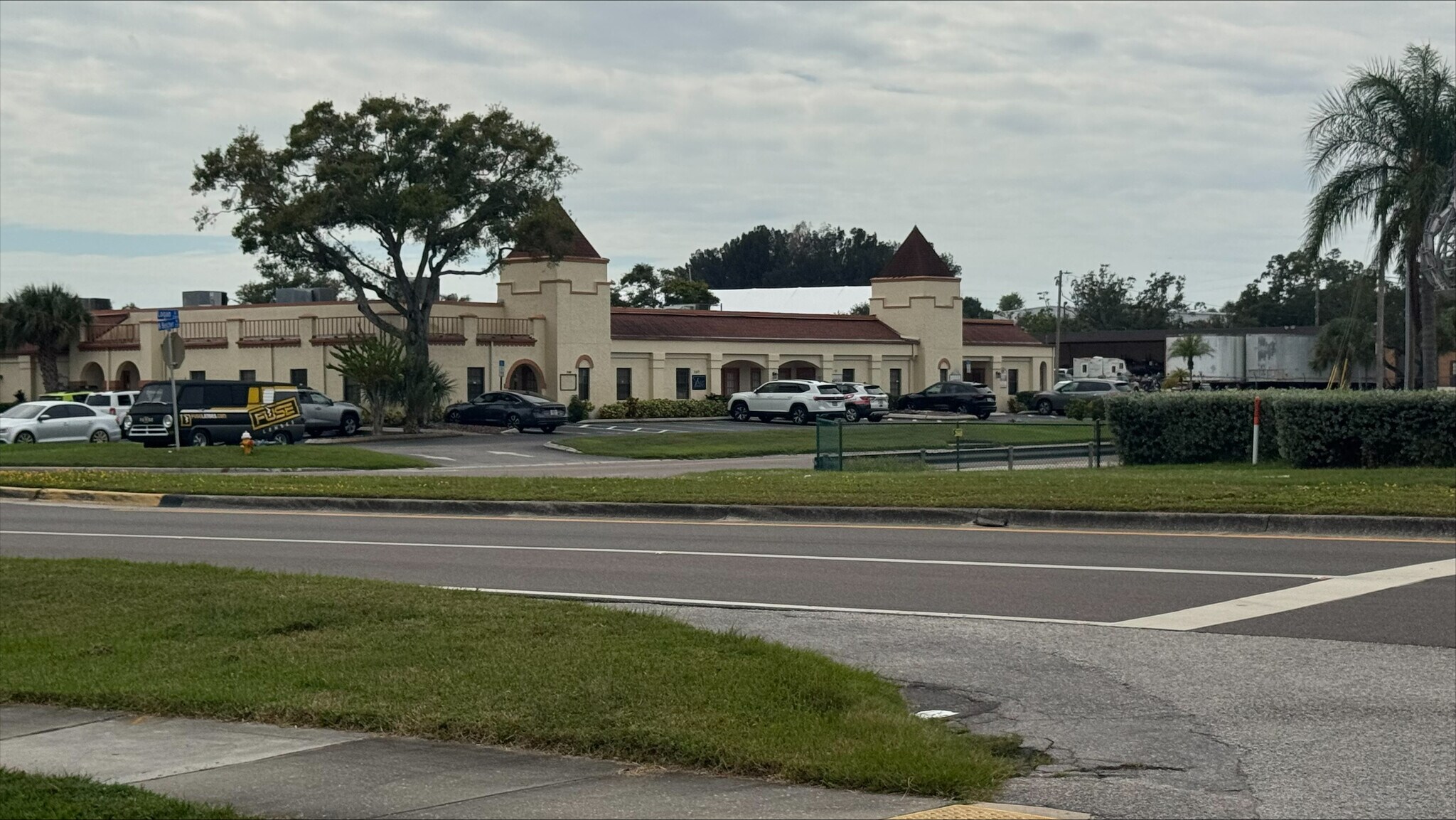 1684 N Belcher Rd, Clearwater, FL à louer Photo de l’immeuble– Image 1 sur 24