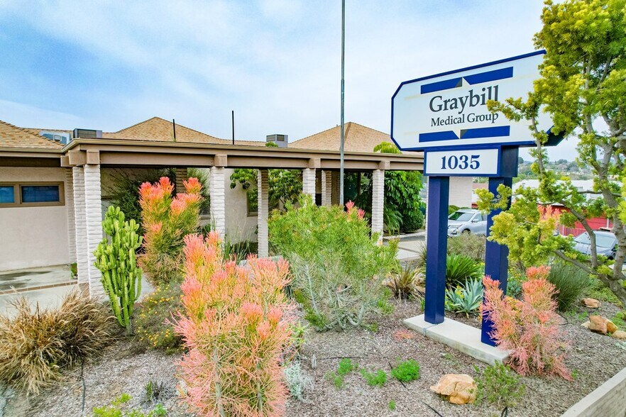 1035 S Main Ave, Fallbrook, CA à louer - Photo de l’immeuble – Image 2 sur 7