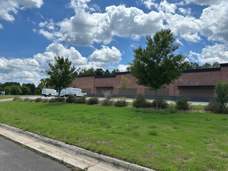 140 Weathers st, Youngsville, NC à louer - Photo de l’immeuble – Image 1 sur 20