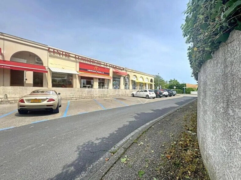 Local commercial dans Castries à louer - Photo de l’immeuble – Image 1 sur 5