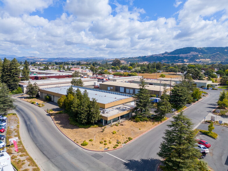 285 Sutton Pl, Santa Rosa, CA à louer - Photo de l’immeuble – Image 2 sur 5