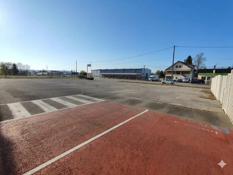 Local commercial dans Les Abrets en Dauphiné à vendre - Photo de l’immeuble – Image 3 sur 9