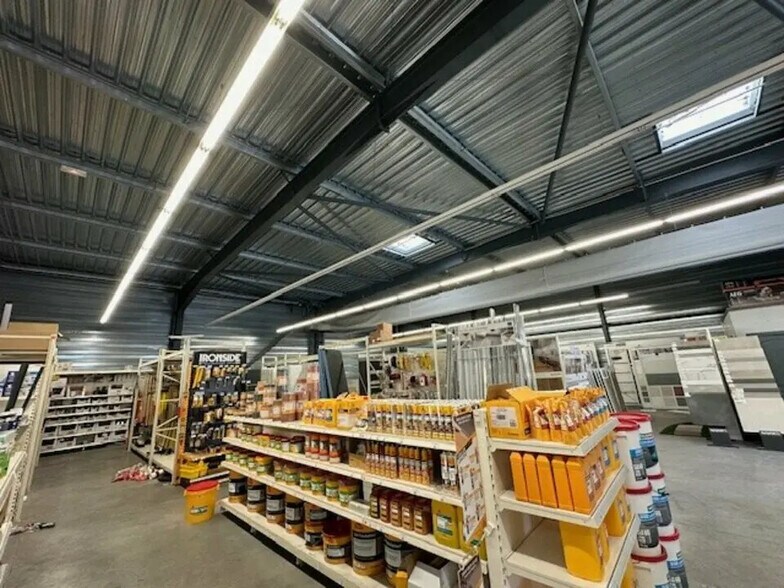 Local d’activités dans Vedène à louer - Photo de l’immeuble – Image 3 sur 12