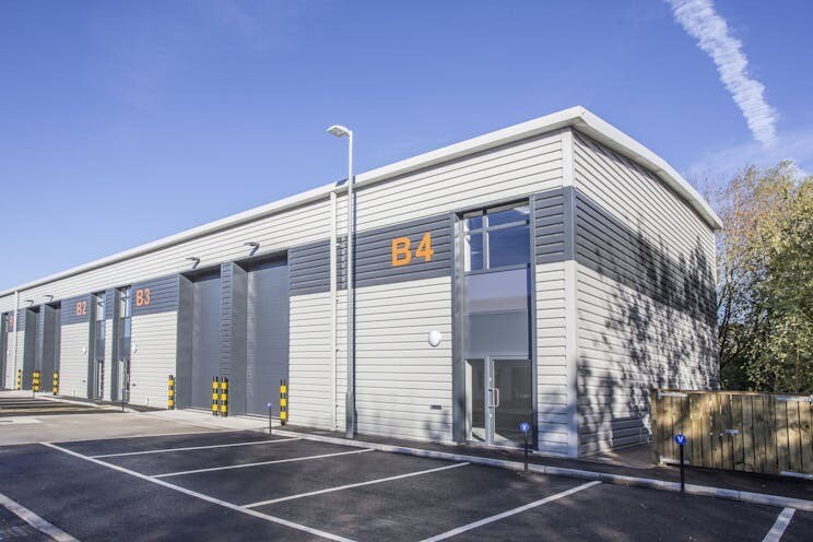 Access 12, Theale portefeuille de 12 biens à vendre sur LoopNet.fr - Photo principale – Image 2 sur 3