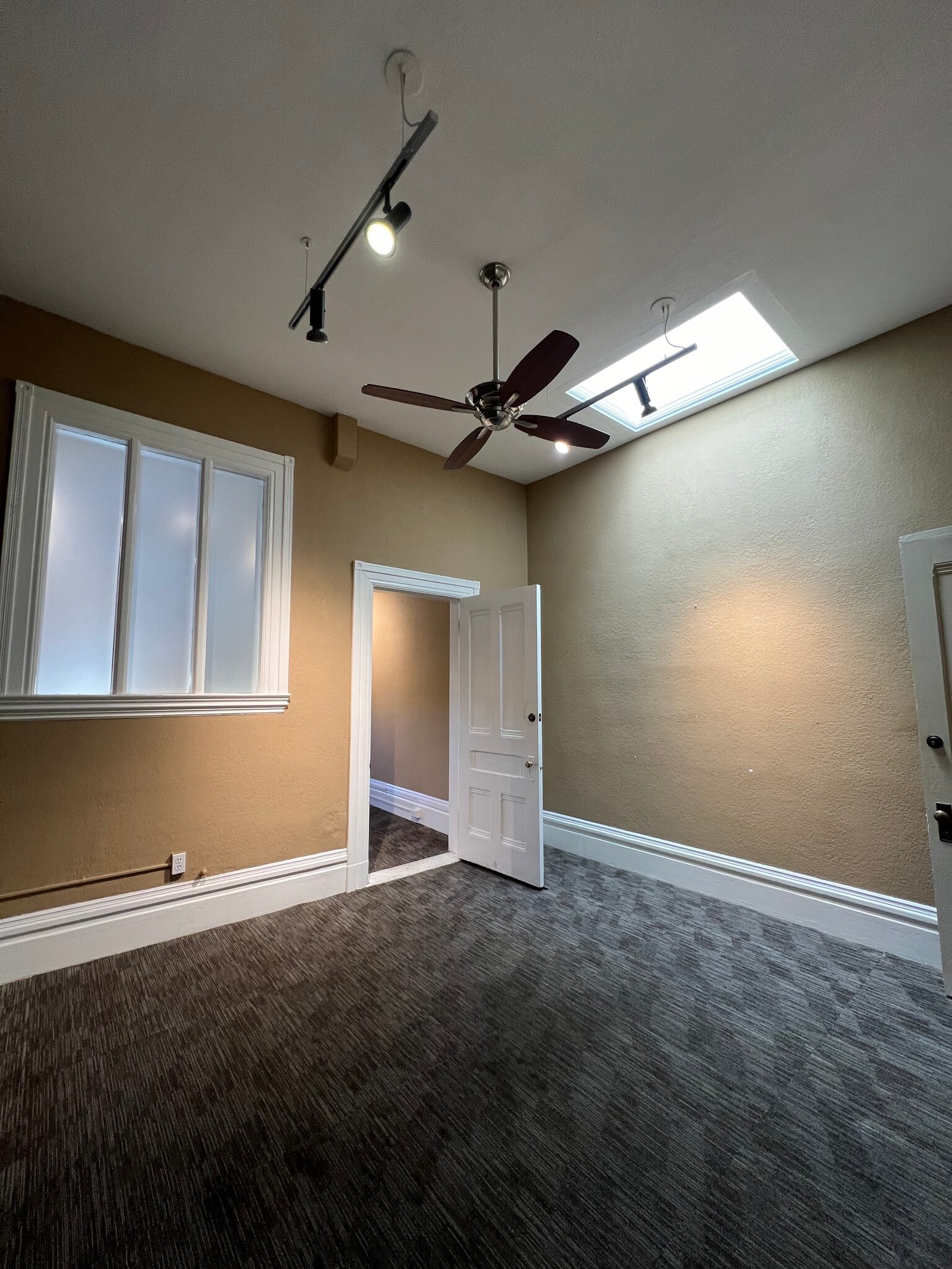 625-635 State St, Santa Barbara, CA à louer Photo intérieure– Image 1 sur 2