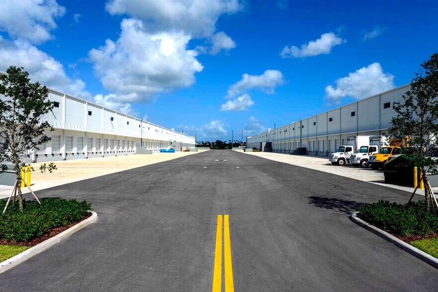 2700 Bridge Way, Davie, FL à louer - Photo de l’immeuble – Image 2 sur 9
