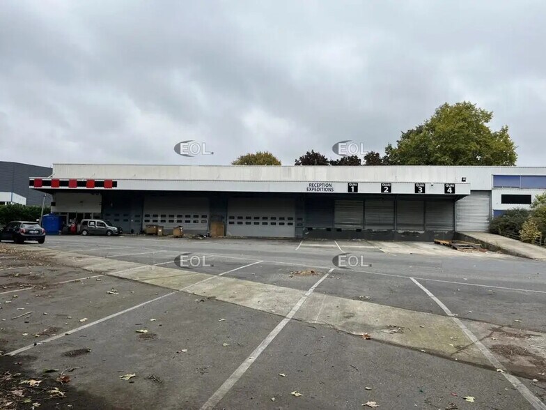 Local d’activités dans Villeneuve-la-Garenne à louer - Photo de l’immeuble – Image 1 sur 6